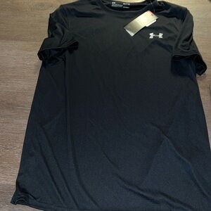 Under Armour black heat gear dri fit material loose fit short sleeve t Small NWT